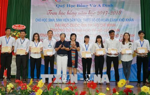 Trao học bổng Vừ A Dính cho học sinh, sinh viên dân tộc thiểu số ảnh 1