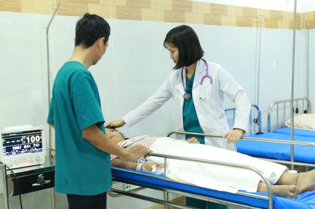 Vừa ăn vừa xem tivi, bé gái phải nhập viện cấp cứu ảnh 2