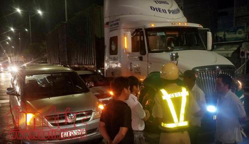 Nhường đường xe cứu thương, ô tô con bị container đâm liên hoàn ảnh 2