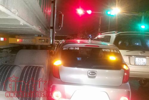Nhường đường xe cứu thương, ô tô con bị container đâm liên hoàn ảnh 1