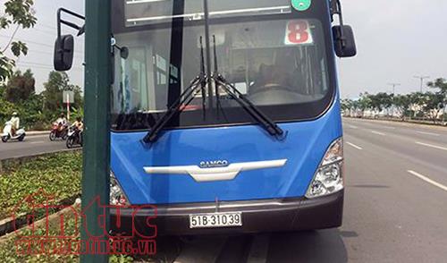 Xe buýt lao lên lề đường, nhiều hành khách một phen hú vía ảnh 2