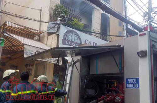 Giải cứu cụ ông 70 tuổi mắc kẹt trong đám cháy ở TP Hồ Chí Minh ảnh 2