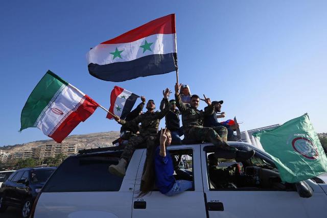 Chặn được 71 trên 103 quả tên lửa, binh sĩ và người dân Syria đổ ra đường ăn mừng ảnh 4