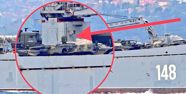 Một ngày sau trận không kích, tàu chiến Nga lừng lững chở xe bọc thép tới Syria ảnh 3
