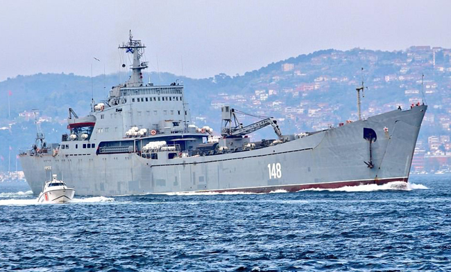 Một ngày sau trận không kích, tàu chiến Nga lừng lững chở xe bọc thép tới Syria ảnh 5