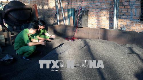 Dùng lõi pin nhuộm đen hàng chục tấn cà phê để bán ra thị trường ảnh 1