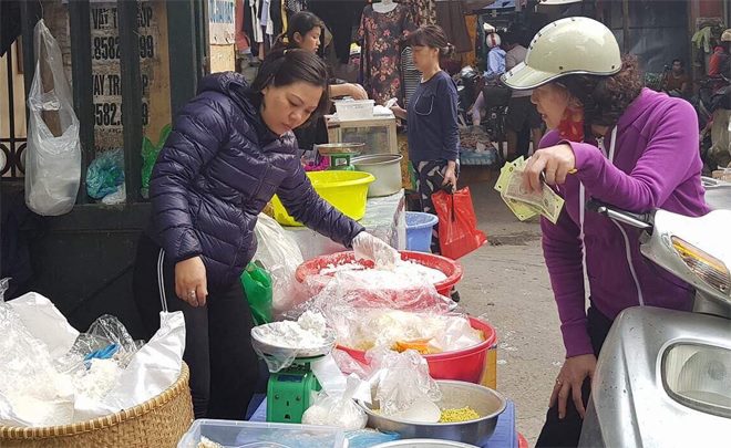 Bánh trôi, bánh chay Tết Hàn thực nhộn nhịp chợ Hà Nội ảnh 1