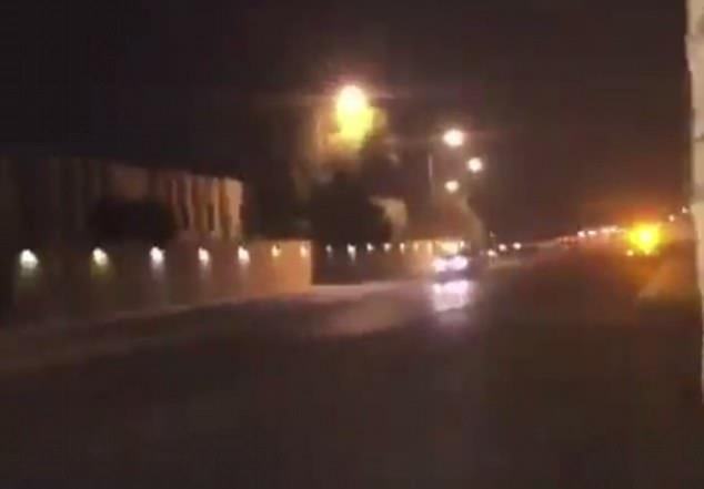 Video ‘mưa đạn' quanh cung điện hoàng gia Saudi Arabia ảnh 1