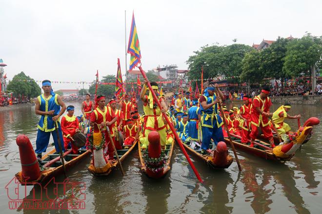Làng hoa Tây Tựu bỗng chốc rộn rã trong lễ hội bơi Đăm truyền thống ảnh 2