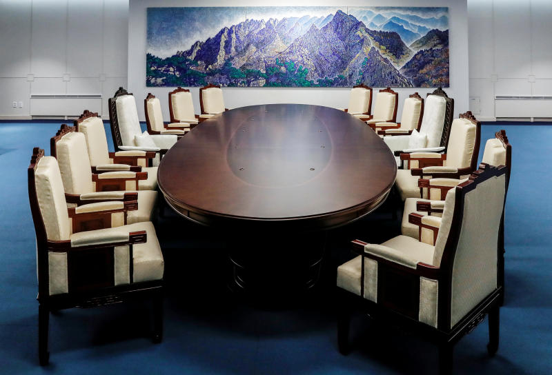 Phòng Hội nghị tại Nhà Hoà bình đã được phía Hàn Quốc chuẩn bị sẵn sàng, với đồ nội thất làm từ gỗ óc chó. Hai chiếc ghế dành cho Tổng thống Moon Jae-in và nhà lãnh đạo Kim Jong-un đều được trang trí bản đồ bán đảo Triều Tiên. 


