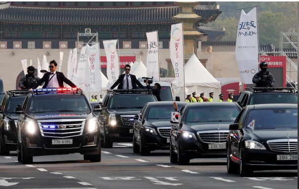 Theo hãng thông tấn Yonhap, Tổng thống Hàn Quốc Moon Jae-in và phái đoàn cấp cao nước này bắt đầu rời thủ đô Seoul để tới làng đình chiến Panmunjom tham gia Hội nghị Thượng đỉnh liên Triều.
