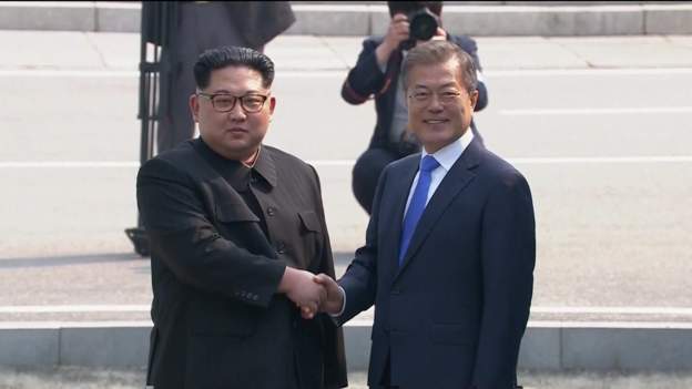 Theo Ariang News, nhà lãnh đạo Kim Jong-un đã đến làng đình chiến. Hai nhà lãnh đạo đã có cái bắt tay lịch sử. Sau đó, hai ông dừng lại chụp ảnh chung.