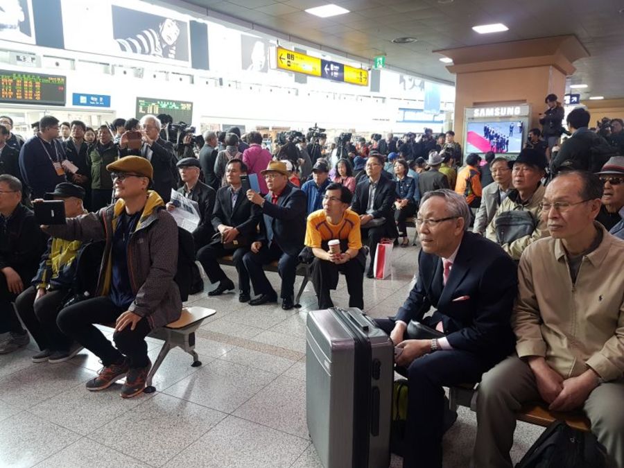 Rất đông người dân Hàn Quốc đã tập trung tại nhà ga Seoul để xem thông tin về hội nghị thượng đỉnh. Nhiều người đã chụp ảnh thời khắc ông Kim Jong-un và Moon Jae-in bắt tay nhau. Khi ông Kim Jong-un bước qua vạch ranh giới quân sự, người dân đã hoan hô và tỏ ra rất phấn chấn. Ông Ji Kwang-jin (áo vàng) nói với CNN rằng ông rất vui khi thấy phản ứng tích cực như vậy.
