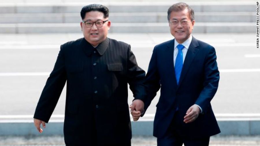 Theo CNN, Tổng thống Moon Jae-in nói với nhà lãnh đạo Kim Jong-un rằng sau khi hai nước không liên lạc suốt 7 thập kỷ qua, ông có thể nói chuyện với nhà lãnh đạo Triều Tiên cả ngày. Câu nói của Tổng thống đã khiến ông Kim Jong-un bật cười.