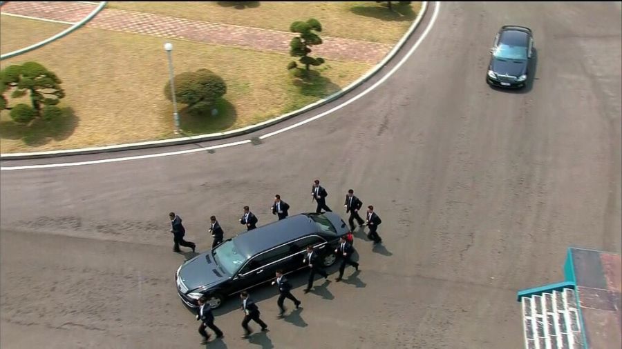 Sau cuộc đàm phán, ông Kim Jong-un và ông Moon Jae-in nghỉ ăn trưa riêng rẽ. Hai bên sẽ gặp nhau sau đó để trồng một cây thông có từ năm 1953. Ông Kim Jong-un đã lên chiếc xe limousine màu đen. Chiếc xe tiến thẳng về phía lãnh thổ Triều Tiên, đoàn vệ sĩ chạy theo hai bên xe.