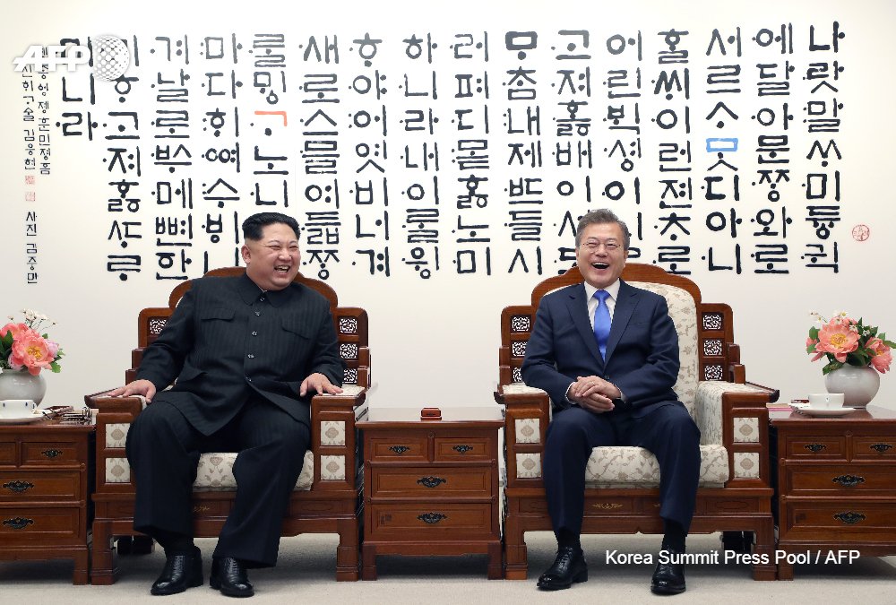 Lãnh đạo Triều Tiên và Hàn Quốc dành gần 2 tiếng để thảo luận về 3 chủ đề: phi hạt nhân hóa Bán đảo Triều Tiên, cải thiện quan hệ và một thỏa thuận hòa bình chính thức thay cho lệnh ngừng bắn có từ sau cuộc Chiến tranh Triều Tiên tháng 7/1953.