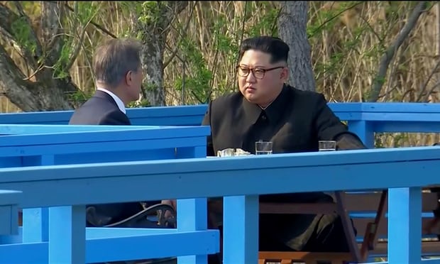Hai nhà lãnh đạo đi bộ trên cây cầu. Bắt đầu từ 14h42 (giờ Việt Nam), họ ngồi nói chuyện và không có vệ sĩ bên cạnh.