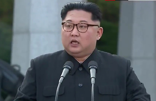 Đứng cạnh Tổng thống Moon Jae-in trước Ngôi nhà Hòa bình, nhà lãnh đạo Kim Jong-un phát biểu với báo chí quốc tế, tuyên bố rằng hai miền Triều Tiên là một dân tộc thống nhất cần phối hợp với nhau để hướng tới tái thống nhất. Ông Kim Jong-un nói: “Chúng ta không phải là một dân tộc nên đối đầu nhau… Chúng ta nên sống đoàn kết. Chúng ta đã chờ đợi khoảnh khắc này diễn ra từ lâu. Tất cả chúng ta”.