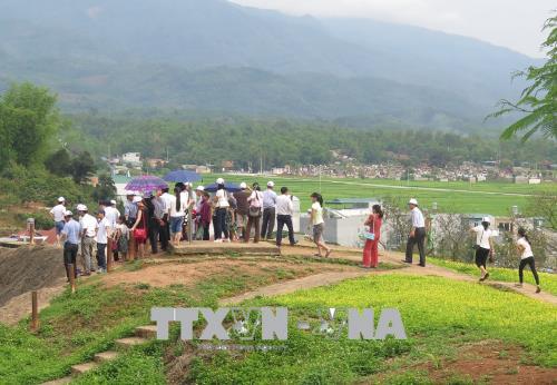 Quần thể Di tích chiến trường Điện Biên Phủ 'hút' khách dịp nghỉ lễ ảnh 2