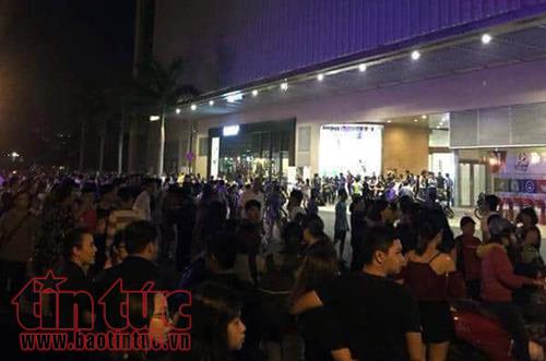 Chuông báo cháy Trung tâm thương mại Cresent Mall kêu vang, hàng trăm người tháo chạy ảnh 1