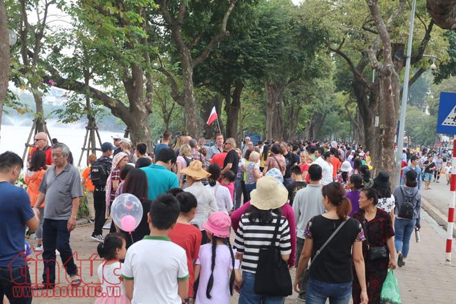 Các điểm vui chơi Hà Nội kín người trong ngày nghỉ lễ ảnh 1
