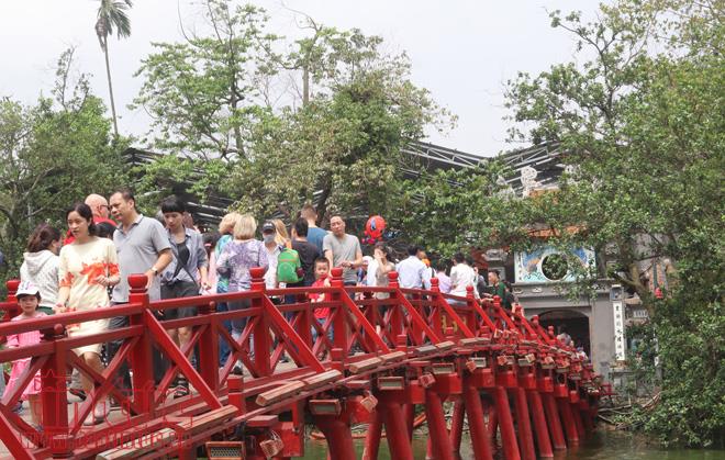 Các điểm vui chơi Hà Nội kín người trong ngày nghỉ lễ ảnh 2