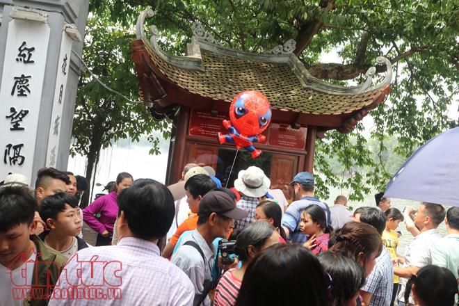 Các điểm vui chơi Hà Nội kín người trong ngày nghỉ lễ ảnh 3