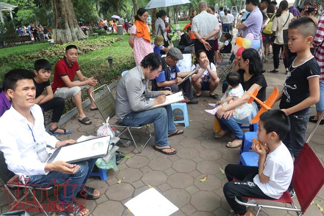 Các điểm vui chơi Hà Nội kín người trong ngày nghỉ lễ ảnh 4