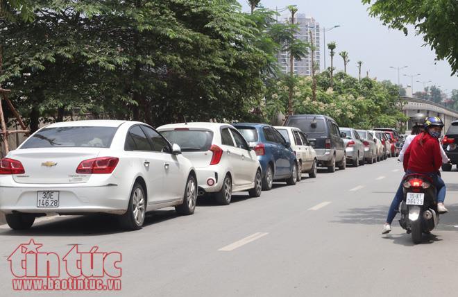 Các điểm vui chơi Hà Nội kín người trong ngày nghỉ lễ ảnh 6