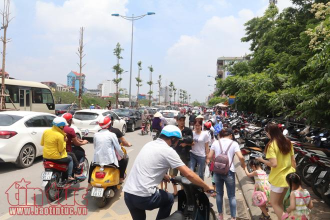 Các điểm vui chơi Hà Nội kín người trong ngày nghỉ lễ ảnh 5