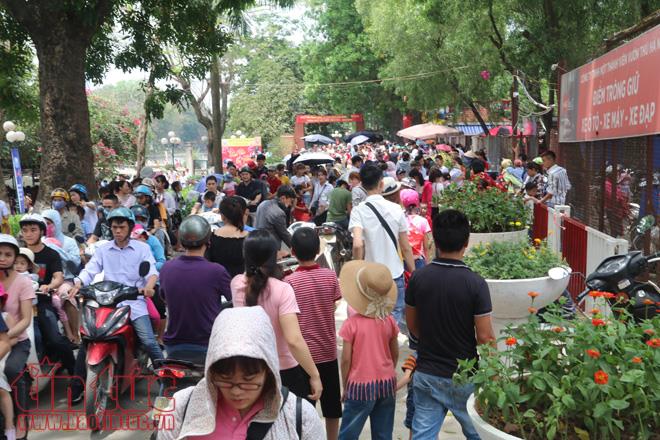 Các điểm vui chơi Hà Nội kín người trong ngày nghỉ lễ ảnh 8