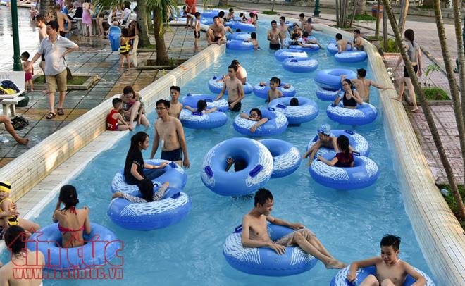 Các điểm vui chơi Hà Nội kín người trong ngày nghỉ lễ ảnh 11