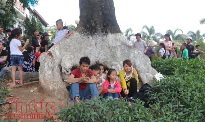 Các điểm vui chơi Hà Nội kín người trong ngày nghỉ lễ ảnh 10