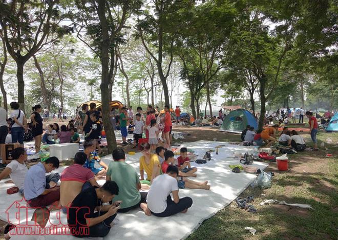 Các điểm vui chơi Hà Nội kín người trong ngày nghỉ lễ ảnh 13