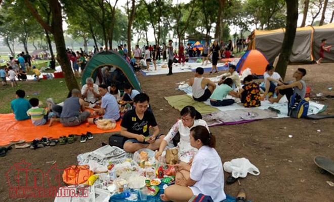 Các điểm vui chơi Hà Nội kín người trong ngày nghỉ lễ ảnh 14