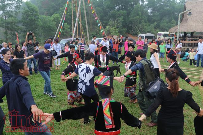 Các điểm vui chơi Hà Nội kín người trong ngày nghỉ lễ ảnh 15