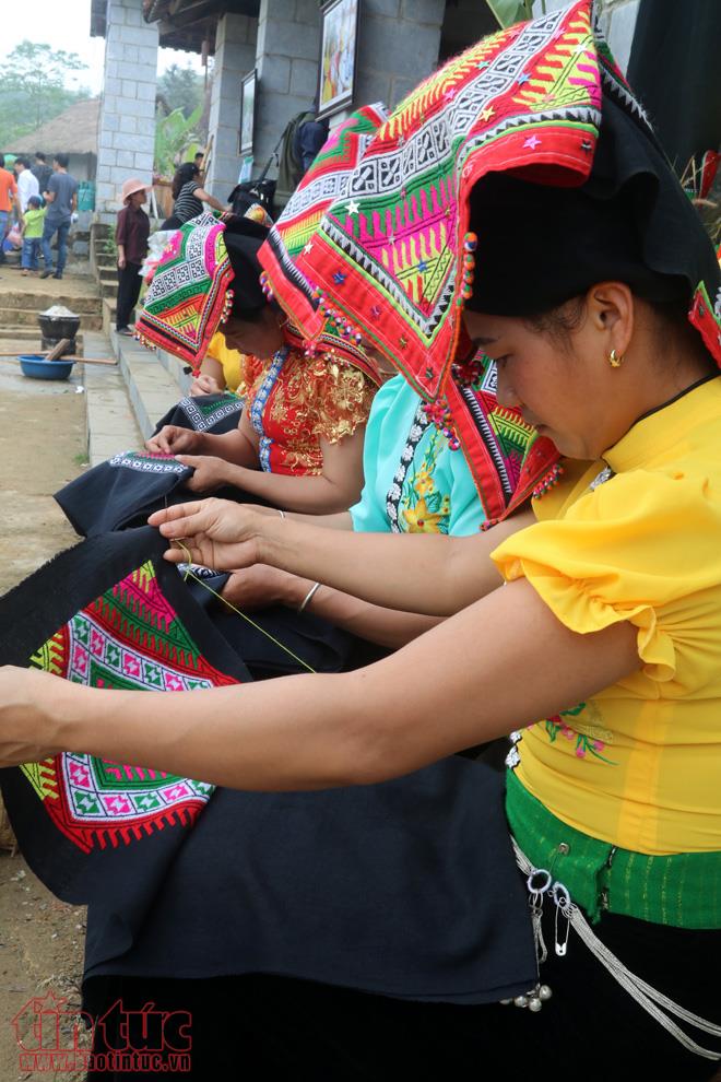 Chiếc khăn Piêu độc đáo của phụ nữ Thái Đen ảnh 5