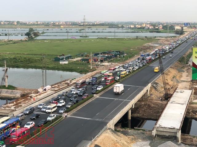 Ùn ùn về lại Thủ đô: Cao tốc Pháp Vân tắc dài hàng km, bến xe đông như nêm ảnh 1