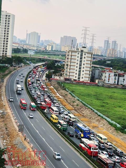 Ùn ùn về lại Thủ đô: Cao tốc Pháp Vân tắc dài hàng km, bến xe đông như nêm ảnh 3