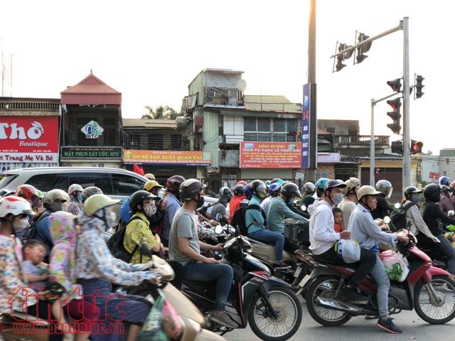 Ùn ùn về lại Thủ đô: Cao tốc Pháp Vân tắc dài hàng km, bến xe đông như nêm ảnh 4