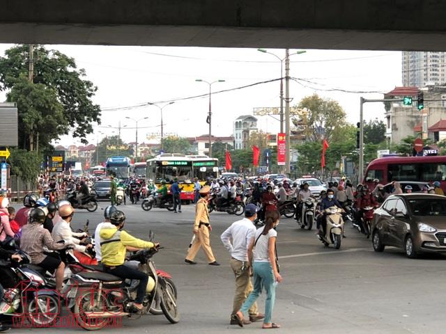 Ùn ùn về lại Thủ đô: Cao tốc Pháp Vân tắc dài hàng km, bến xe đông như nêm ảnh 5