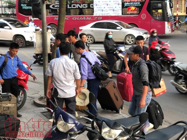 Ùn ùn về lại Thủ đô: Cao tốc Pháp Vân tắc dài hàng km, bến xe đông như nêm ảnh 6
