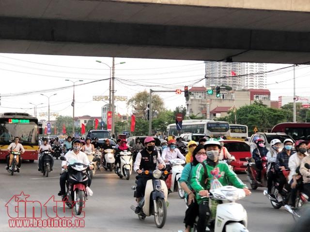 Ùn ùn về lại Thủ đô: Cao tốc Pháp Vân tắc dài hàng km, bến xe đông như nêm ảnh 8