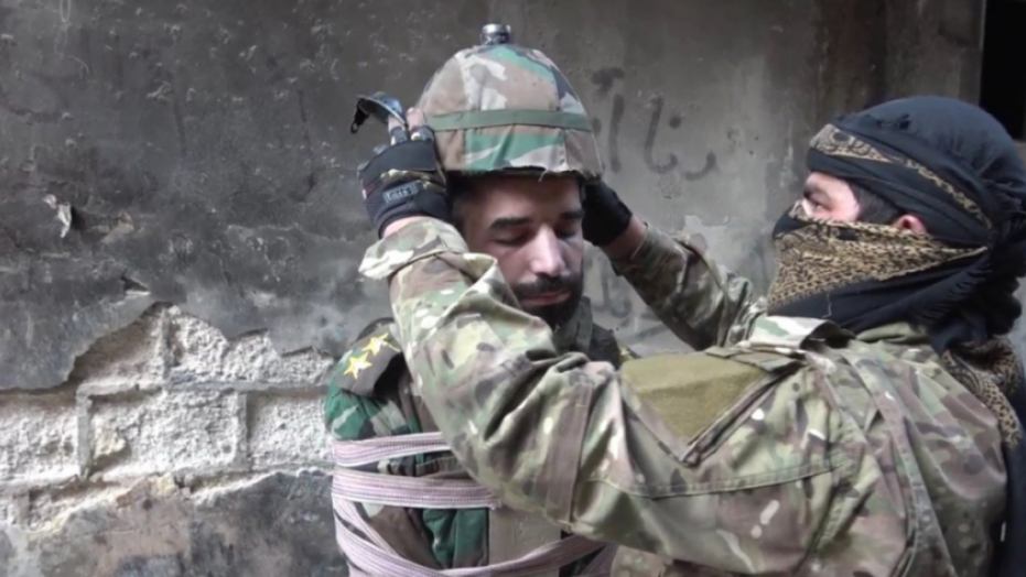 Phẫn nộ trước cảnh IS biến binh sĩ Syria thành tên lửa sống ảnh 1