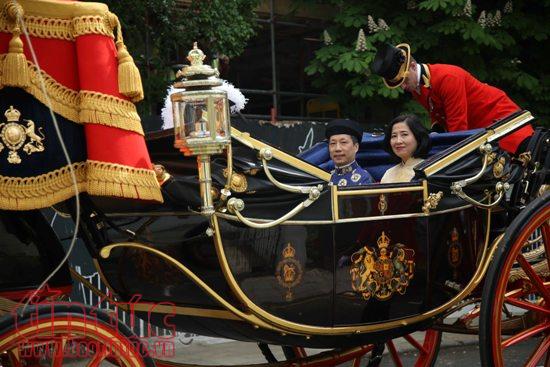 Đại sứ Việt Nam tại Anh trình quốc thư lên Nữ hoàng Elizabeth II ảnh 1