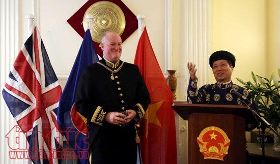 Đại sứ Việt Nam tại Anh trình quốc thư lên Nữ hoàng Elizabeth II ảnh 3
