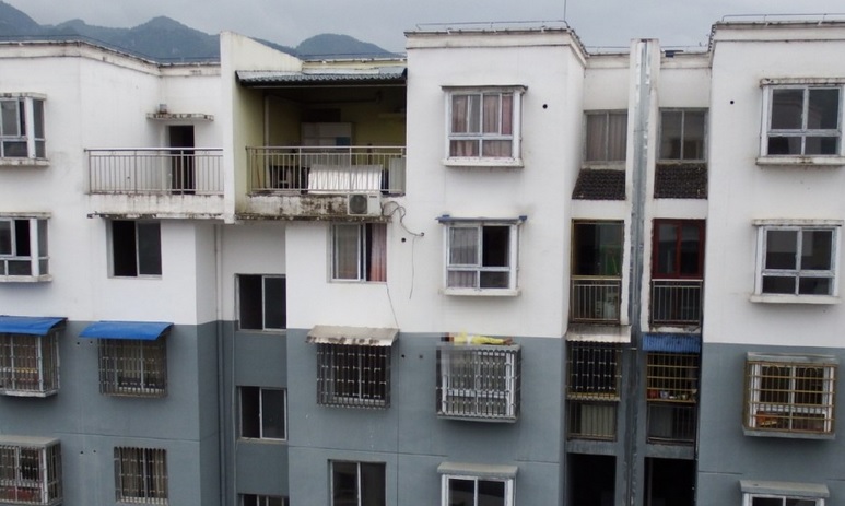Bị bố mắng, cậu bé 12 tuổi trèo ra mái cửa sổ tầng 5 nằm ngủ ảnh 1