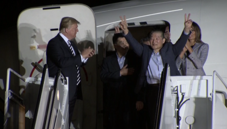 Hình ảnh đầu tiên Tổng thống Trump đón 3 công dân vừa được Triều Tiên trả tự do ảnh 2