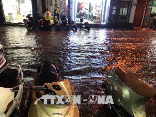 Hà Nội mưa lớn đầu mùa, phố xá nhanh chóng thành sông ảnh 1