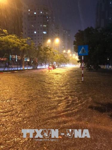 Hà Nội mưa lớn đầu mùa, phố xá nhanh chóng thành sông ảnh 3